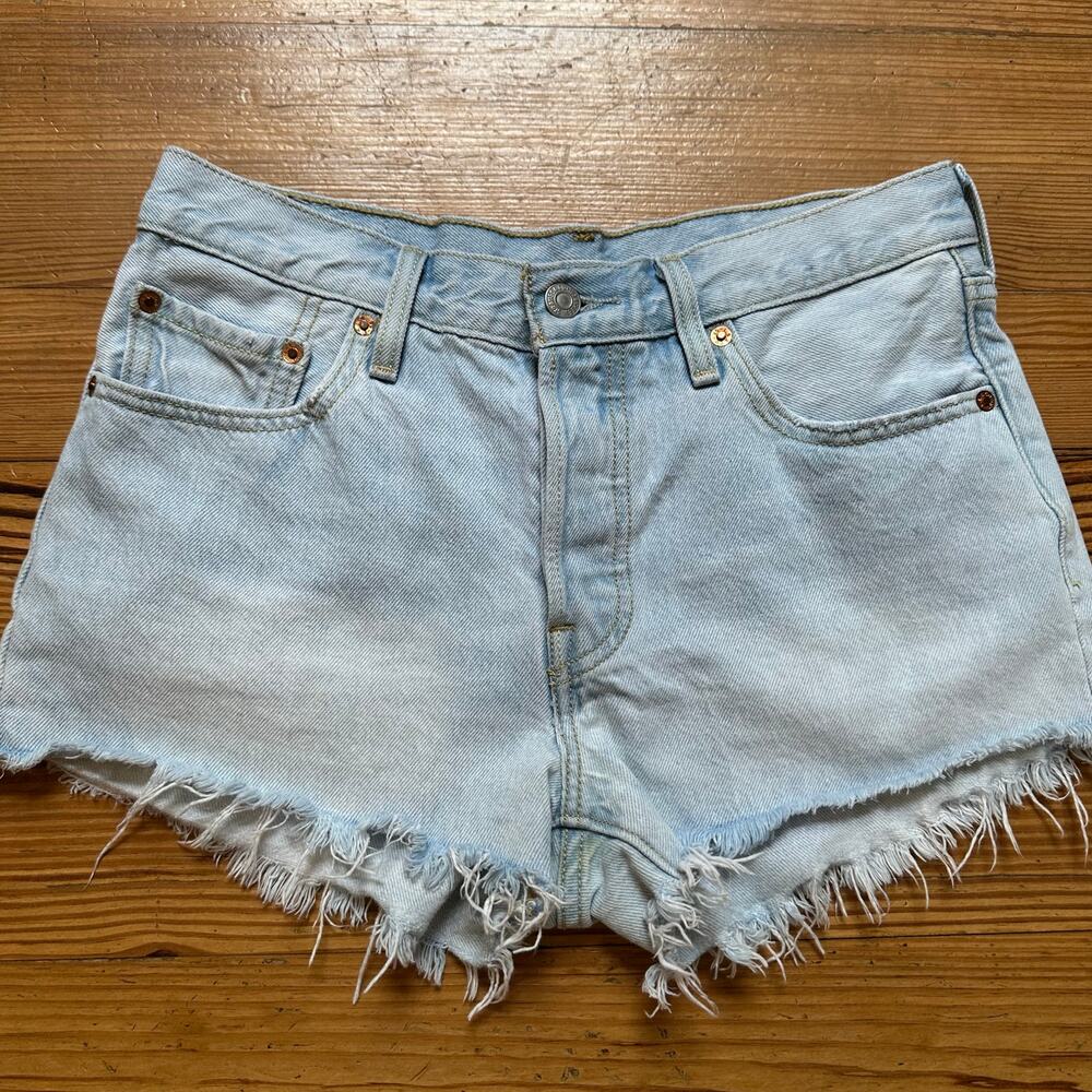 Levi's 501 light wash cut‎ off jean shorts SIZE 27